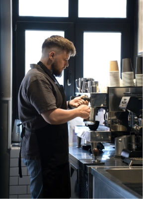 side-view-plus-size-man-working-as-barista